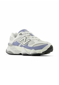 Scarpa atletica bianca e viola chiaro realizzata in mesh e suede, con suola spessa, lacci standard e un grande logo "N" sul lato.