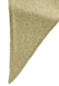 Driehoekige groene stof, zachte textuur en een licht gemêleerd uiterlijk. Randen zijn voorzichtig afgewerkt. Geschikt voor accessoires of als laagje.