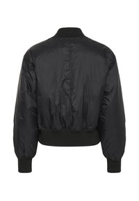 Čierna bomber bunda s nadýchaným dizajnom, rebrovanými manžetami a spodným okrajom, a jednoliatou farbou. Materiál sa zdá lesklý s hladkou textúrou.