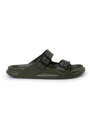 Sandalia de pala verde olivo con dos hebillas negras ajustables y suela texturizada, mostrada de perfil sobre fondo blanco.