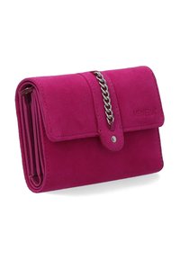 Fuchsiová semišová peněženka s řetízkovým detailem, překlopnou klopou a zapínáním na knoflíkový patent. Obsahuje několik přihrádek pro lepší organizaci.
