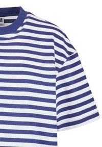 Pasiasty t-shirt w niebiesko-białe paski, z krótkimi rękawami i okrągłym dekoltem. Gładki bawełniany materiał z równymi poziomymi paskami.
