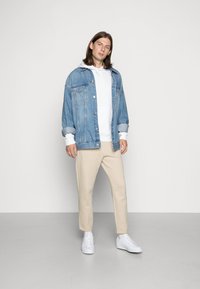Weekday STANDARD HOODIE - Sweatshirt com capuz - white