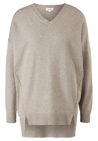 Pull beige à col en V avec manches longues, poignets et ourlet côtelés, fentes latérales et un ourlet arrière légèrement plus long.