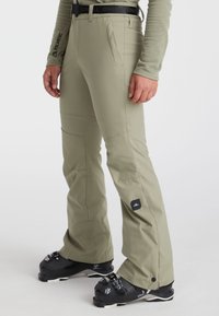 Skibroek in licht olijfgroen, gemaakt van duurzaam materiaal, met een slanke pasvorm, meerdere zakken en een logo-patch op de bovenbeen.