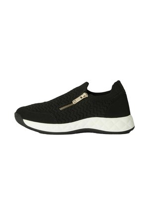 Černé slip-on tenisky s texturovaným pleteným svrškem, zlatým zipem a bílou mezipodešví se geometrickým vzorem.