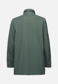 Giacca impermeabile verde con colletto, maniche lunghe, texture liscia e taglio dritto, caratterizzata da elementi di design minimalisti.