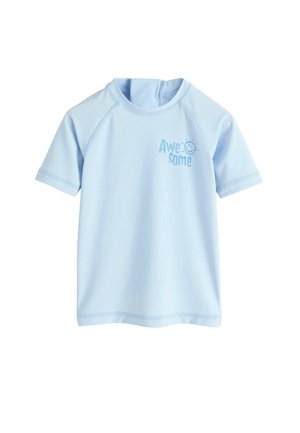 Svetlomodrá košeľa s krátkym rukávom s nápisom „Awesome“ a grafikou usmievajúceho sa slnka na ľavej hornej časti hrudníka, vyrobená z hladkej tkaniny.