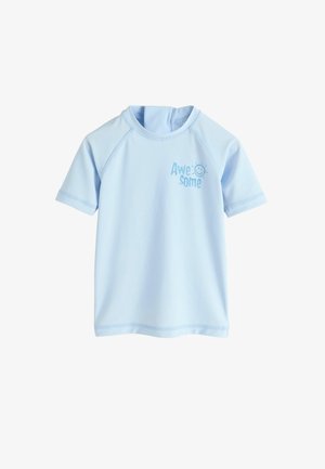 Világoskék rövid ujjú ing "Awesome" felirattal és mosolygó nap grafikával a mellkas bal felső részén, sima anyagból készült.