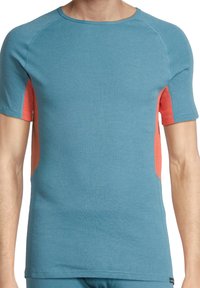 Camicetta blu a maniche corte con accenti in rete arancione sui lati, realizzata in un materiale leggero. Presenta un collo a giro e una vestibilità aderente.