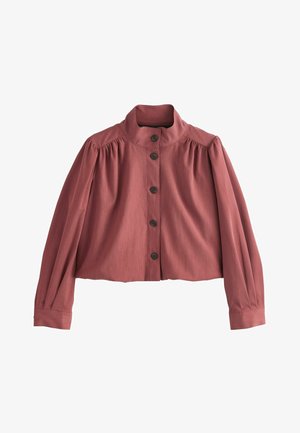 Porcelánrózsaszín gombos crop dzseki hosszú, fodros ujjakkal és magas gallérral.