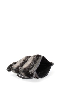 Pochette in pelliccia sintetica grigia con chiusura a zip, caratterizzata da una fodera interna liscia. L'esterno presenta un motivo testurizzato con lunghezze di pelliccia variabili.