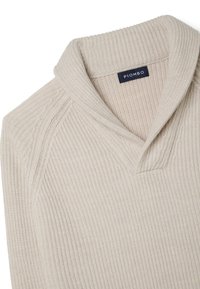 Beiger, gerippter Strickpullover mit Schalkragen und Label-Etikett mit der Aufschrift "PIOMBO", der eine weiche Textur und ein entspanntes Design zeigt.