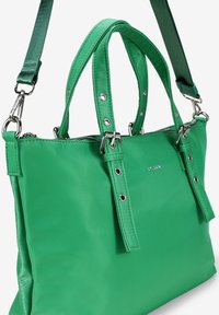 Bolsa de mano de nailon verde con asas dobles, correa de hombro desmontable, herrajes plateados y detalles de broche. Textura suave con una forma estructurada.