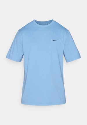 Camiseta de manga corta de color azul claro hecha de tela, con un escote redondo y un pequeño logo negro de Nike en el pecho izquierdo.