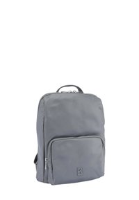 Zaino di nylon grigio con una texture liscia, dotato di una tasca con zip frontale e di un manico superiore. Logo impresso nella parte anteriore inferiore.