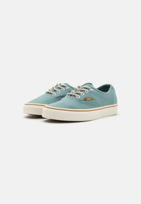 Vans AUTHENTIC UNISEX - Sneaker low - light blue/white