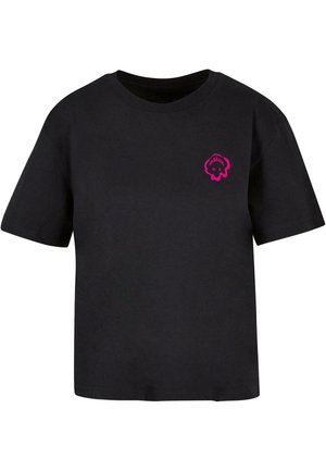 Sort bomulds T-shirt med rund halsudskæring og korte ærmer. Har et pink grafisk design på venstre brystområde. Enkel, afslappet pasform.