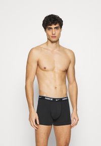 Boxer shorts negros de Nike con una cinturilla de elastano impresa con el logo, que presentan un diseño ajustado y tela de algodón suave para mayor comodidad.