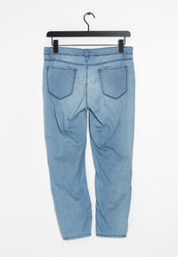 Světle modré džíny z denimu se rovný fit, designem s pěti kapsami a kontrastním prošíváním. Látka vykazuje gradientní efekt vyprání.