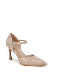 Nude gepatineerd leren hoge hakkenpumps met puntige neus, enkelbandje en 7,5 cm stilettohak. Gladde, glanzende textuur met minimale details.
