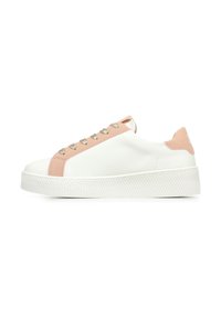 Sneaker bianca con accenti in suede rosa, occhielli in argento e suola bianca texturizzata. Presenta una punta arrotondata e una superficie in pelle liscia.