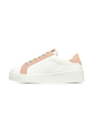 Sneaker bianca con accenti in suede rosa, occhielli in argento e suola bianca texturizzata. Presenta una punta arrotondata e una superficie in pelle liscia.