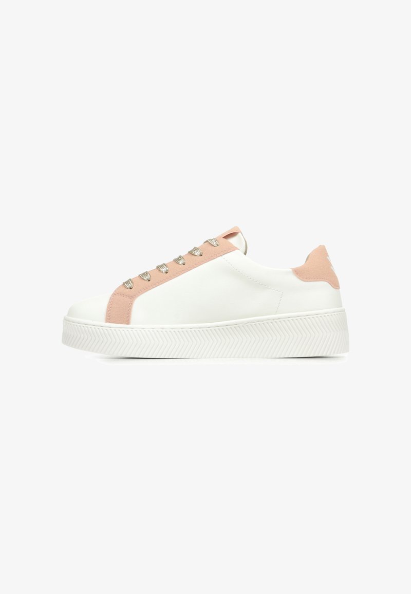 Sneaker bianca con accenti in suede rosa, occhielli in argento e suola bianca texturizzata. Presenta una punta arrotondata e una superficie in pelle liscia.