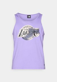 Débardeur sans manches violet en tissu doux, orné d'un logo argenté des Los Angeles Lakers et d'un graphique de basketball sur le devant.