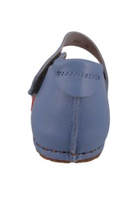 Blaue Lederschuhe mit abgerundetem Hinterteil, braunen Nähten und einem kleinen Fersenriemen. Das Design ist einfach mit einer glatten Textur.