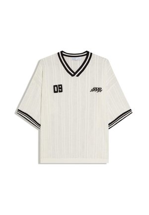 Maglione bianco a maniche corte in maglia con collo a V e maniche a righe nere, ricamato con "09" e testo stilizzato sul petto.