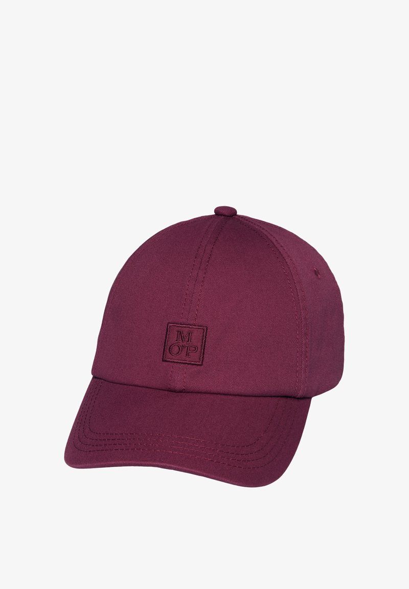 Casquette de baseball bordeaux avec une visière courbée et un patch rectangulaire cousu portant le logo "MOP" sur le panneau central avant.