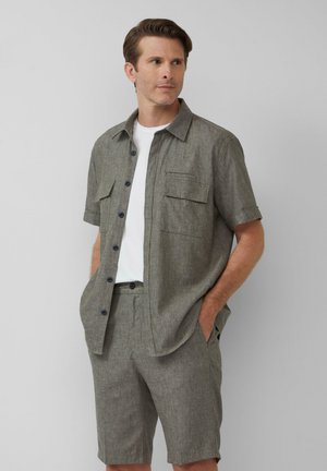 Korte mouw, lichtgrijze button-up shirt met twee borstzakken, gecombineerd met bijpassende shorts. Gladde textuur, casual pasvorm, donkere knopen.