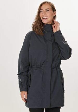 Donkergrijze regenjas met een hoge kraag, elastische taille, twee zijzakken en knoopsluiting. Glad materiaal met een licht matte afwerking.