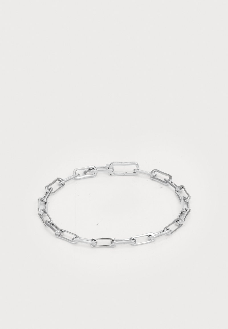 Sidabrinė grandinėlė apyrankė, kurią sudaro pailgi, stačiakampiai sujungimai su blizgiu paviršiumi. Saugus užsegimas.