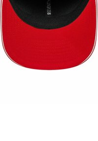 Rote Baseballkappe mit schwarzem Innenfutter und einem genähten "9SEVENTY"-Etikett im Inneren.
