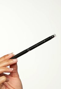 Crayon automatique noir avec un capuchon transparent à une extrémité et un corps lisse. Présente un logo gravé et une pointe affûtée pour la précision.