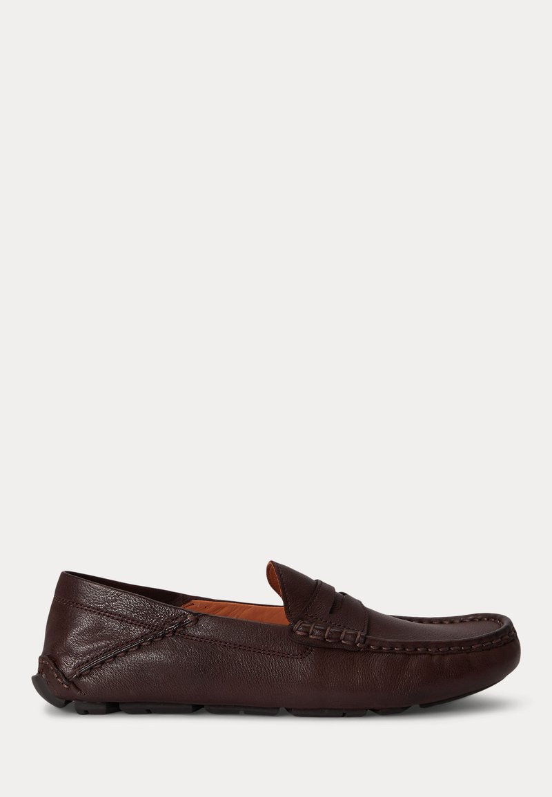 Σκούρο καφέ δερμάτινο ανδρικό loafers με ραφτά λεπτομέρειες και λαστιχένια σόλα, εμφανίζεται από το πλάι σε απλό φόντο.