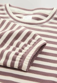 Bomulds langærmet top med skiftevis mauve og creme horisontale striber, ribbet struktur og en rund hals med kontrastkant.
