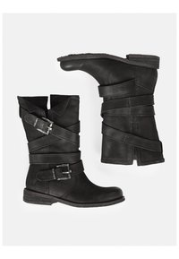 Botas de tobillo de cuero negro con múltiples correas cruzadas y hebillas. Diseñadas con un tacón bajo y paneles texturizados para un detalle adicional.