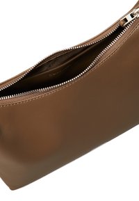Brun læder lynlås-pung med en glat overflade og en sølvlynlås, der har et minimalistisk design uden synlig branding.