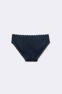 Braguitas de bikini de mujer azul marino con ribete de encaje festoneado a lo largo de la cintura y las aberturas de las piernas sobre un fondo claro y liso.