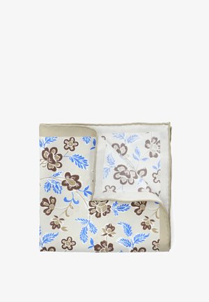 Tkanina w kwiatowy wzór z brązowymi i niebieskimi kwiatami na beżowym tle, z złożonym brzegiem i gładką teksturą.