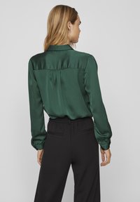 VILA VIELLETTE - Blusa com botões - pineneedle