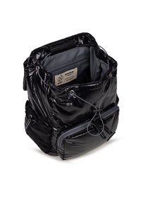 Mochila de nylon negro con un acabado brillante, cierre de cordón, bolsillo frontal con cremallera y bolsillo lateral de malla. El interior cuenta con un forro gris.