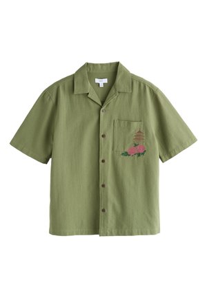 Camisa corta de manga corta en verde oliva con botones y bolsillo en el pecho con flores rosas bordadas y diseño de pagoda.