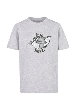 T-shirt gris clair avec un croquis en noir et blanc de la tête d’un chat et le mot "NOPE" en dessous sur la poitrine.