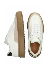 Biele kožené tenisky s béžovými semišovými detailmi a gumovou podrážkou. Obsahujú okrúhle šnúrky a štruktúrovaný bočný panel.