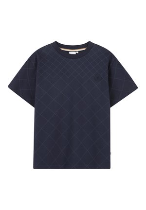 T-shirt bleu marine à manches courtes avec une couture matelassée diagonale subtile et un petit logo circulaire sur le côté gauche de la poitrine.