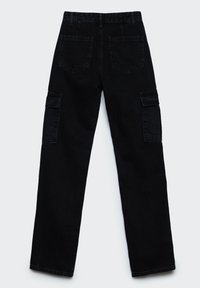 Pantaloni cargo neri esposti piatti con due tasche laterali, tasche posteriori visibili e un design pulito e moderno su uno sfondo grigio chiaro.